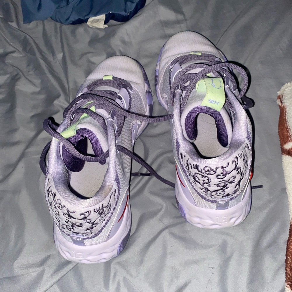 I’m selling pg13 basketball shoe size 8